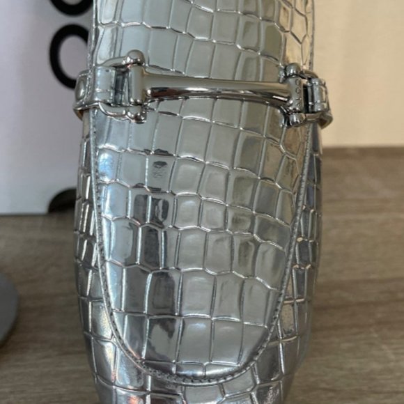 New Dabrylla ALDO Silver Flats Sz 7.5 - Picture 4 of 4